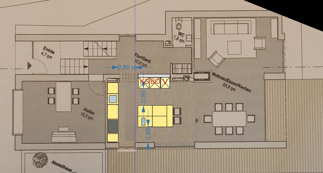 Grundriss eines Hauses: Eingangsbereich, Atelier, offener Wohn-/Essbereich mit Küche und Insel.