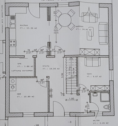 Detaillierter Grundriss eines Hauses mit Küche, Essbereich, Wohnzimmer, Gastzimmer und Flur