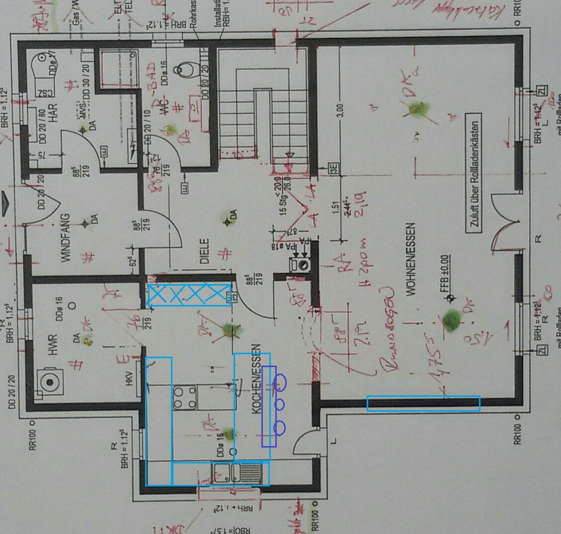 Grundriss einer Wohnung mit Küche, Wohnzimmer, Diele, Bad, HWR; blaue Markierungen zeigen Möbel.