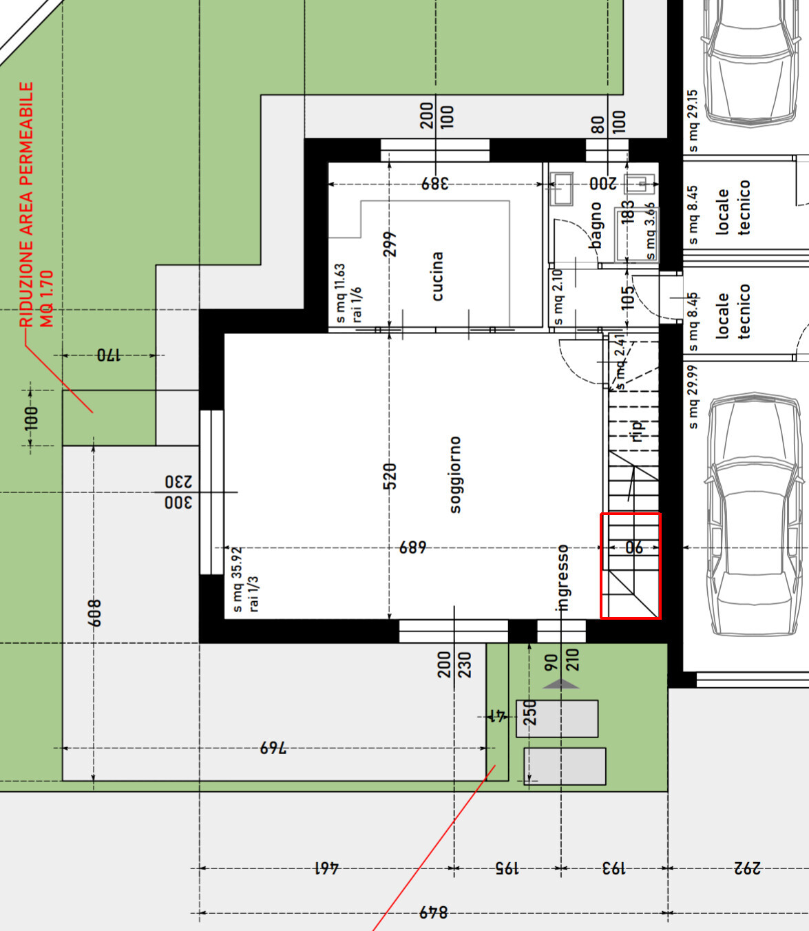 Grundriss: Wohnzimmer zentral; Küche links; Bad/Technik rechts; Eingang, Parkplätze, Garten.
