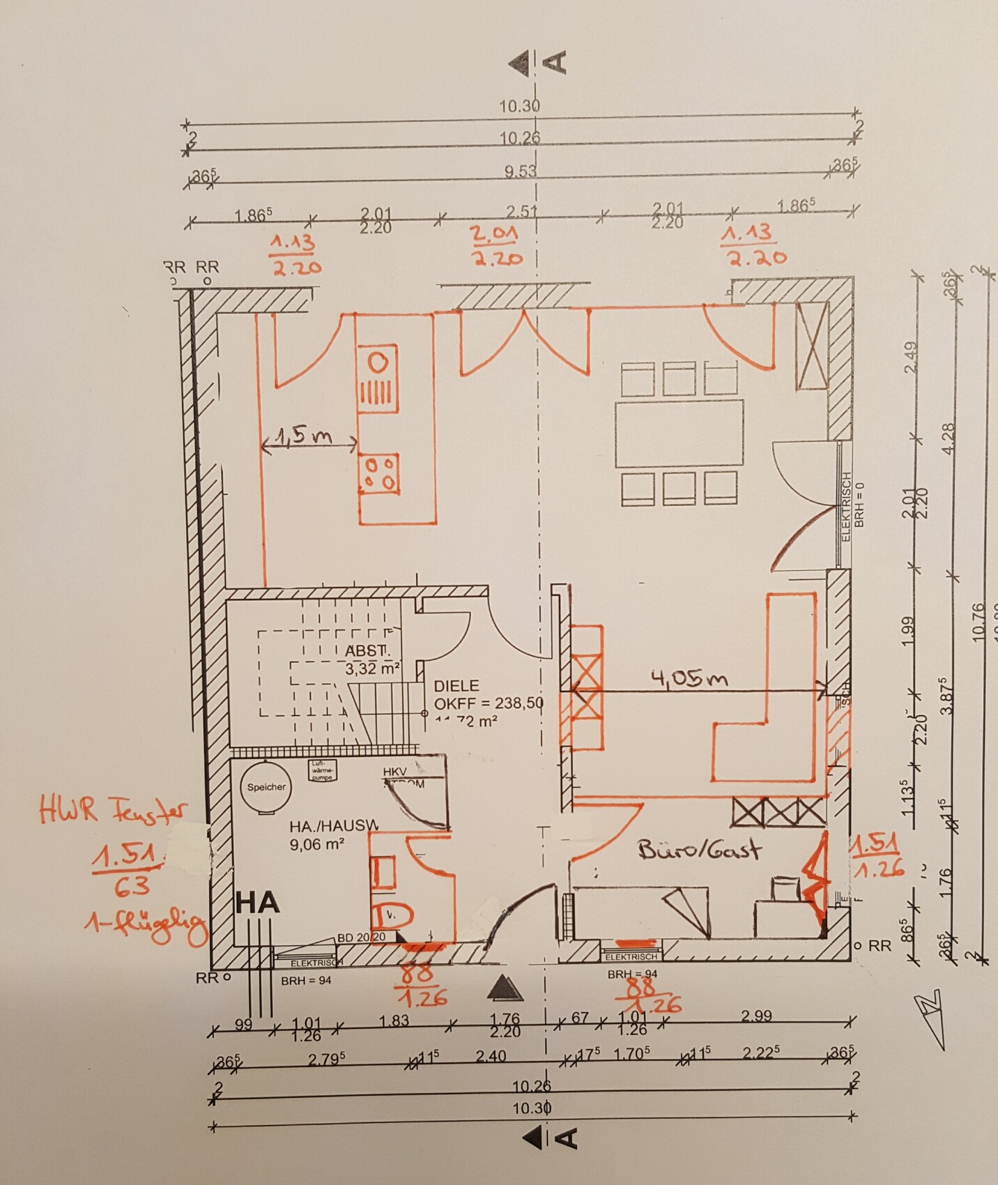 Grundriss eines Wohnungsplans: Küche links, Esszimmer und Büro rechts, Diele in Mitte.