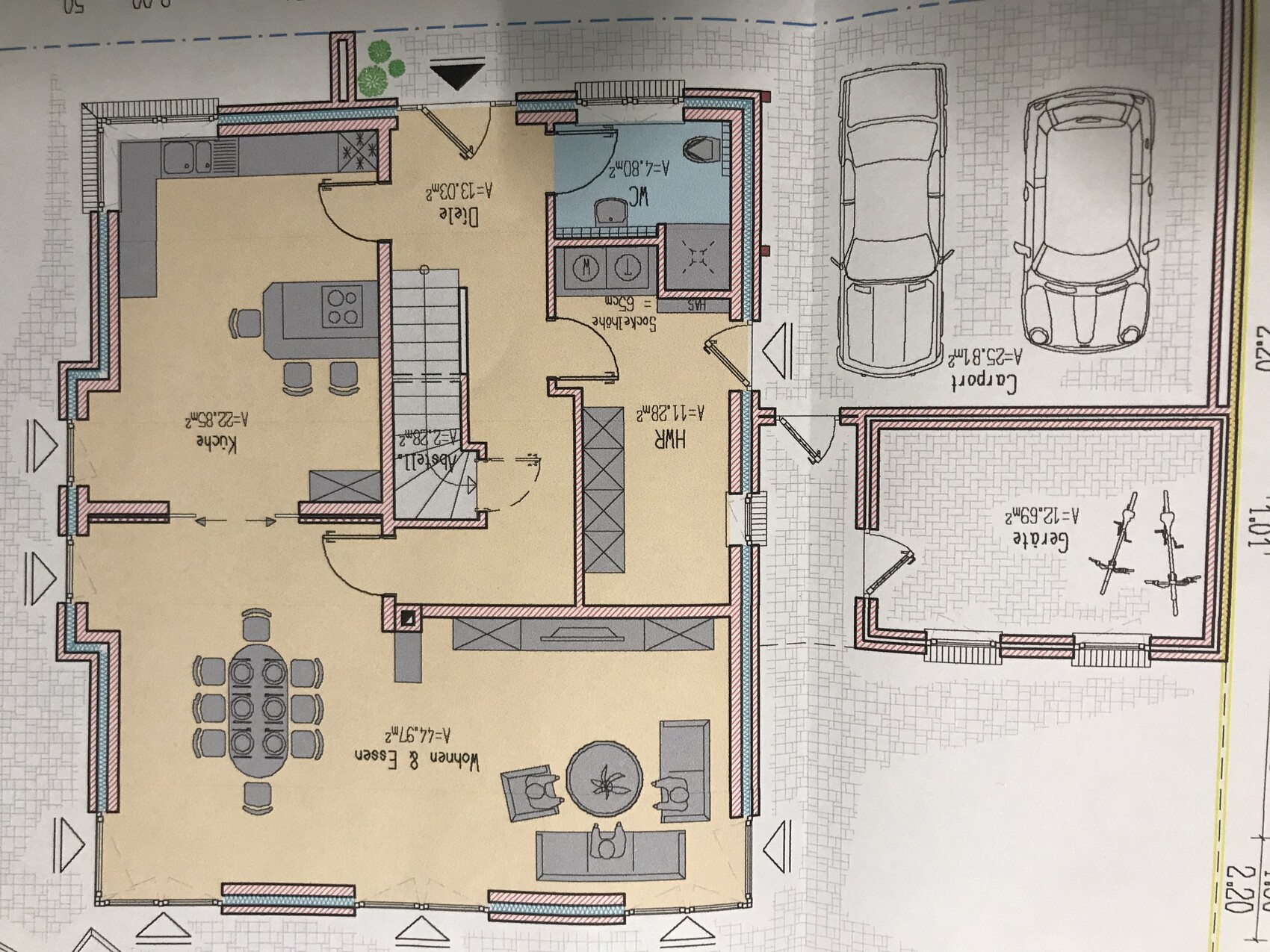Grundriss eines Hauses: Küche, Essbereich, Wohnzimmer, Flur, Treppenhaus und Garage.