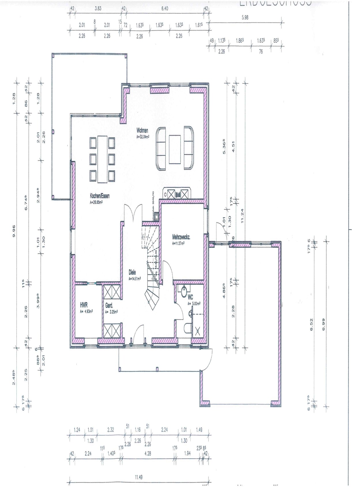 Grundriss eines Hauses mit Wohn- und Küchenbereich, Treppen und Eingangsbereich