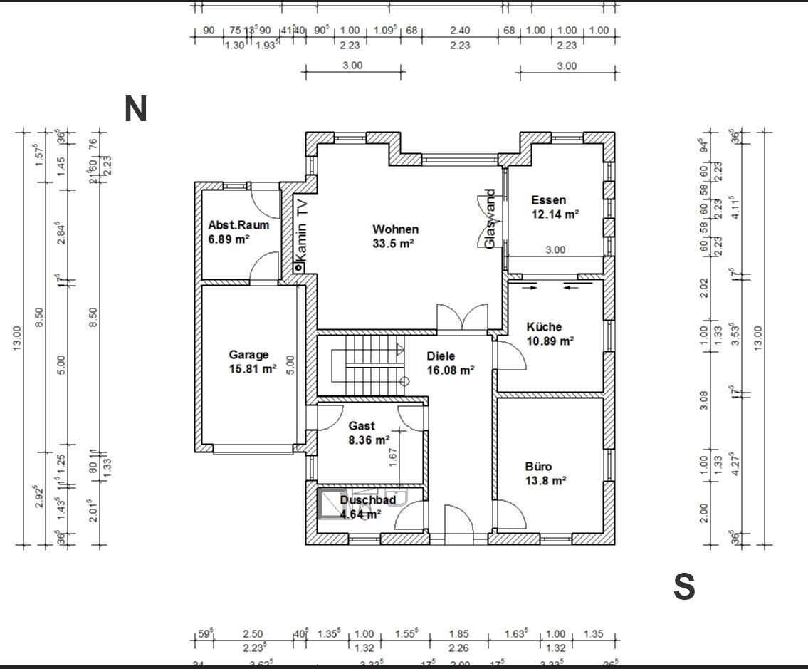 Grundriss eines Hauses mit Wohnzimmer, Küche, Essen, Büro, Garage, Gästezimmer, Diele, Duschbad.