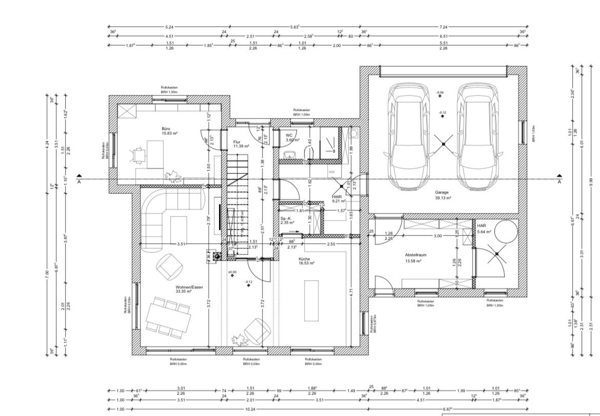 Grundriss eines Einfamilienhauses: Garage, Wohn-/Essbereich, Küche, Büro, Abstellraum, HAR, WC, Flur.