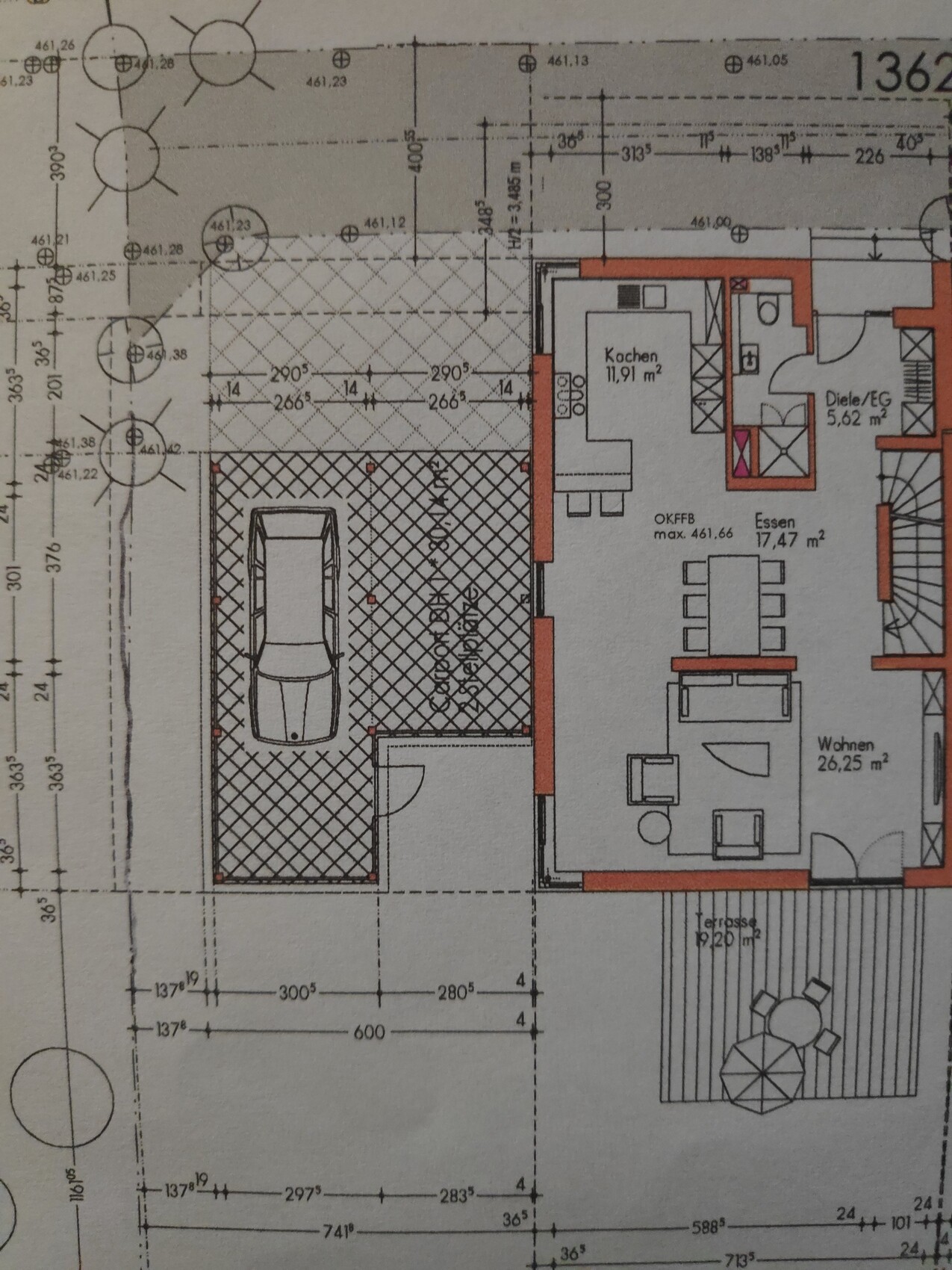 Grundriss eines Einfamilienhauses: Garage mit Auto, Küche, Essen, Wohnen, Terrasse