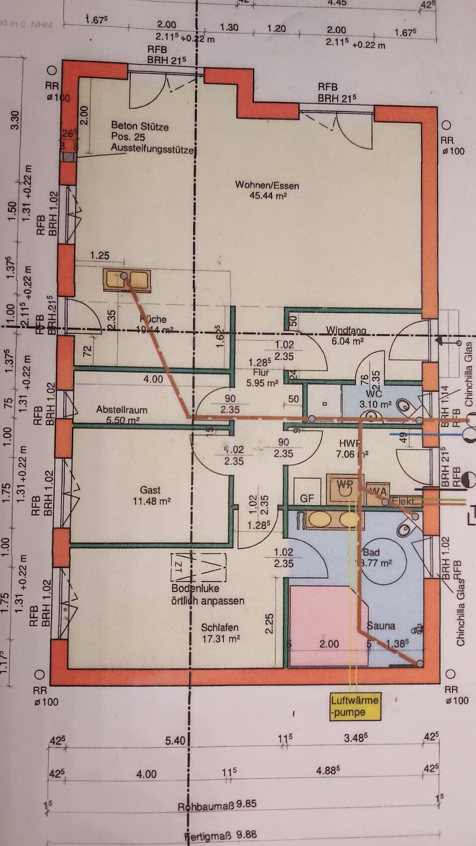 Grundrissplan eines Wohnhauses mit Wohnbereich, Küche, Gastzimmer, Bad und Sauna