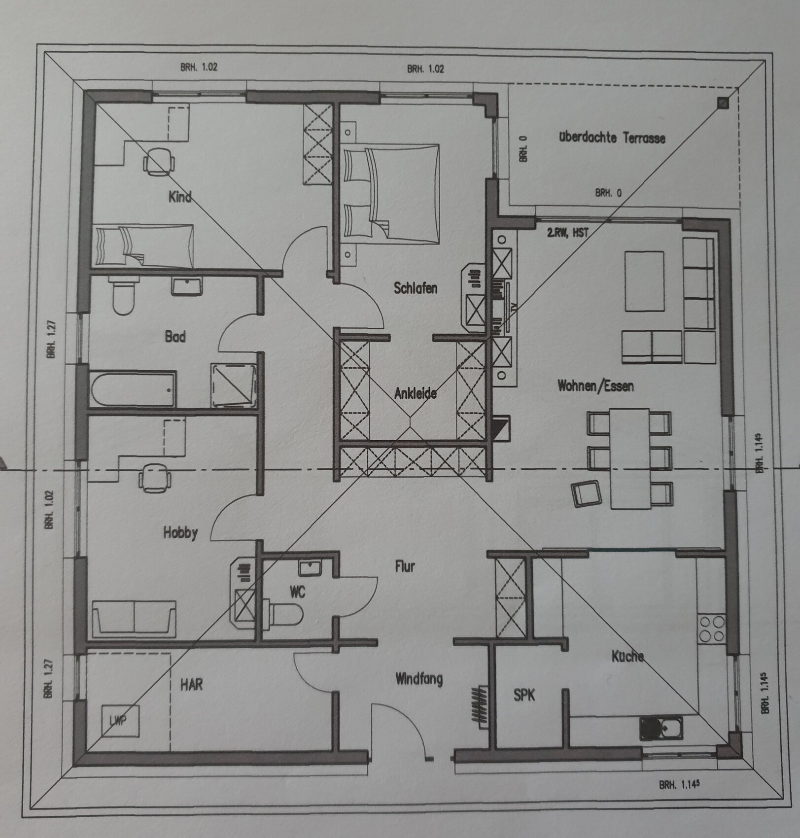 Grundriss einer Wohnung: Schlafen, Kind, Bad, Küche, Wohnen/Essen, Flur, Terrasse.