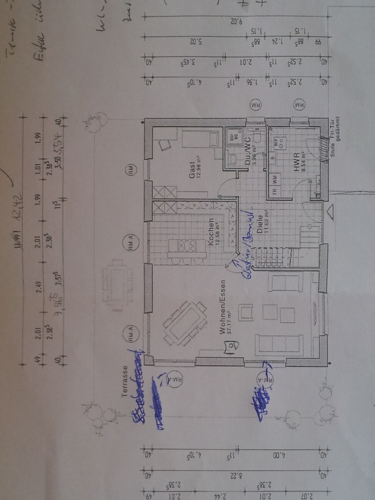2D-Hausgrundriss mit Wohnzimmer, Küche, Terrasse, Flur und Bad.