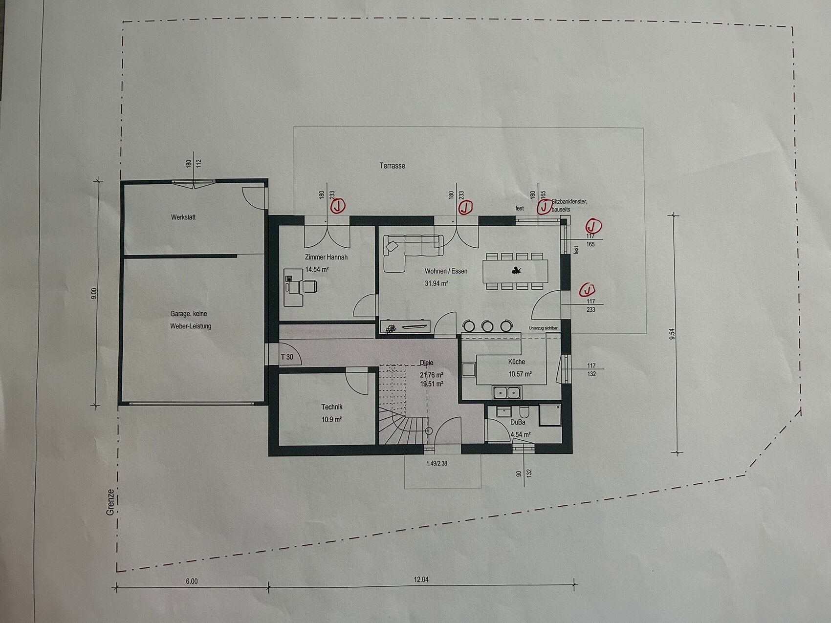 Grundriss eines Hauses mit Wohnzimmer, Küche, Bad, Diele, Technik, Garage, Werkstatt und Terrasse.