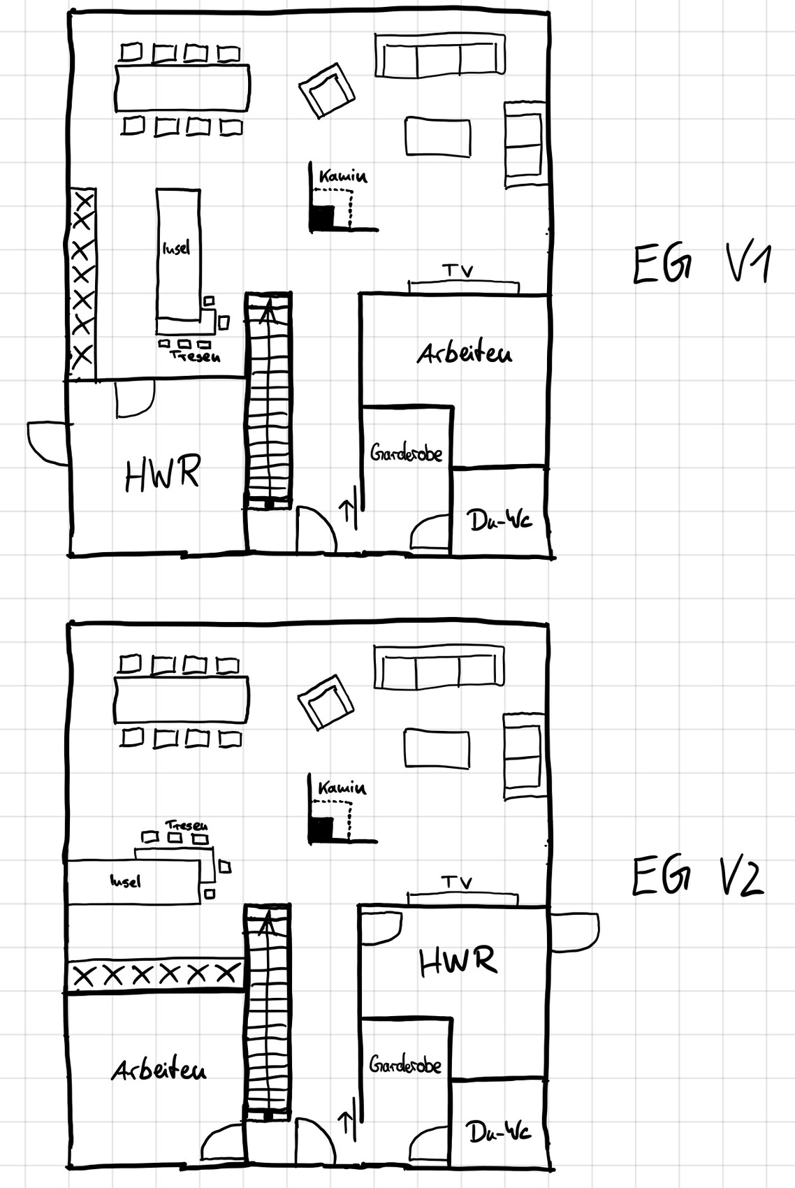 Zwei Grundrisse eines offenen Raums (EG V1/V2) mit Kamin, TV, Küche, HWR, Garderobe, Du-WC.