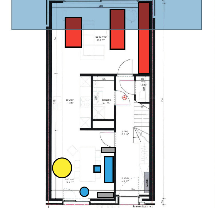 Grundriss eines Wohnhauses mit Küche, Essbereich, Wohnzimmer, Gang, Treppe, WC und Eingang.