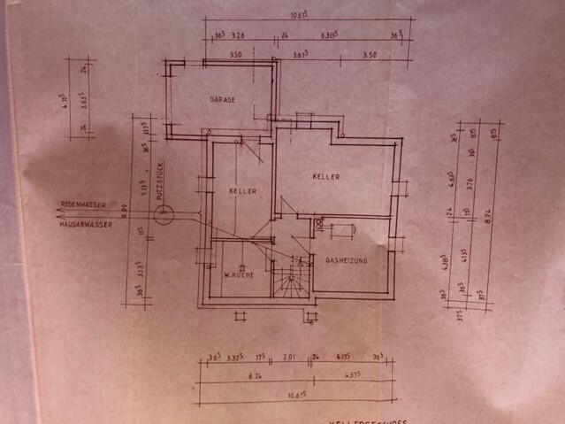 Grundriss eines Kellergeschosses mit Garage, Kellerraum, Küche und Gasheizung