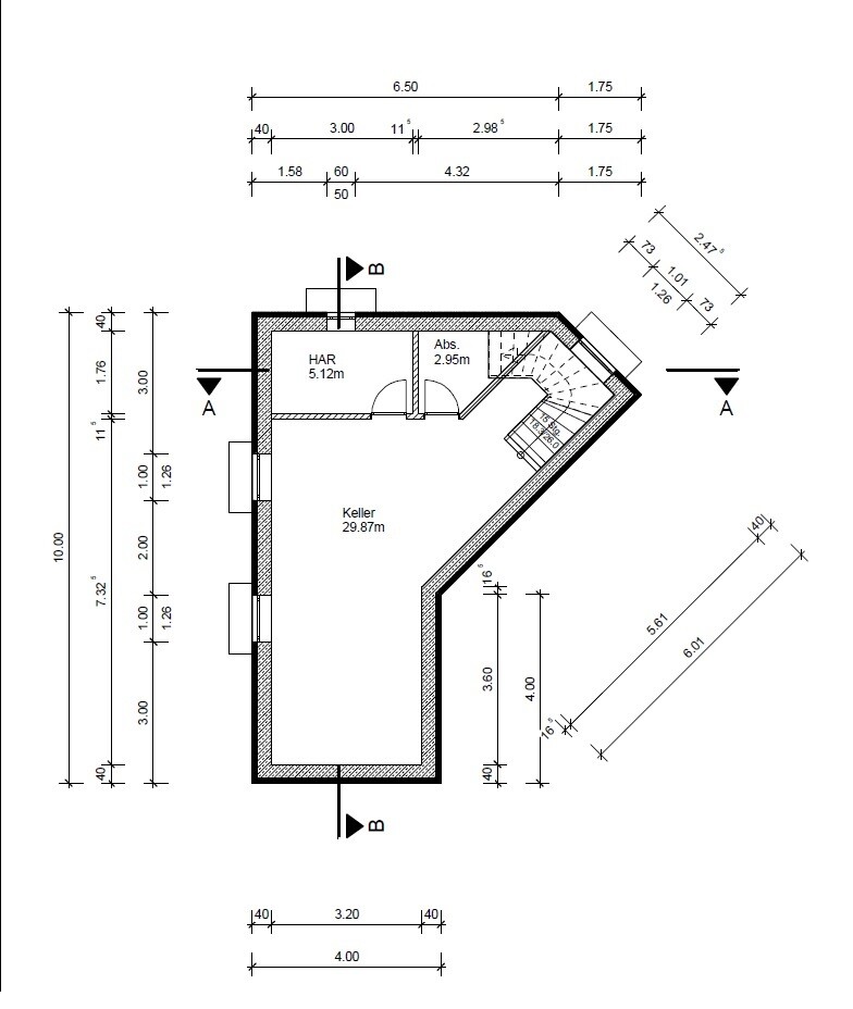 Grundriss eines Kellergeschosses mit Wänden, Türen, Treppen und Maßlinien.