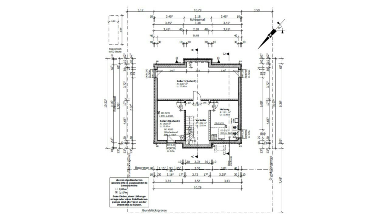 Grundriss eines Hauses mit Kellern, Treppenhaus, Heizung und Außenmaße.