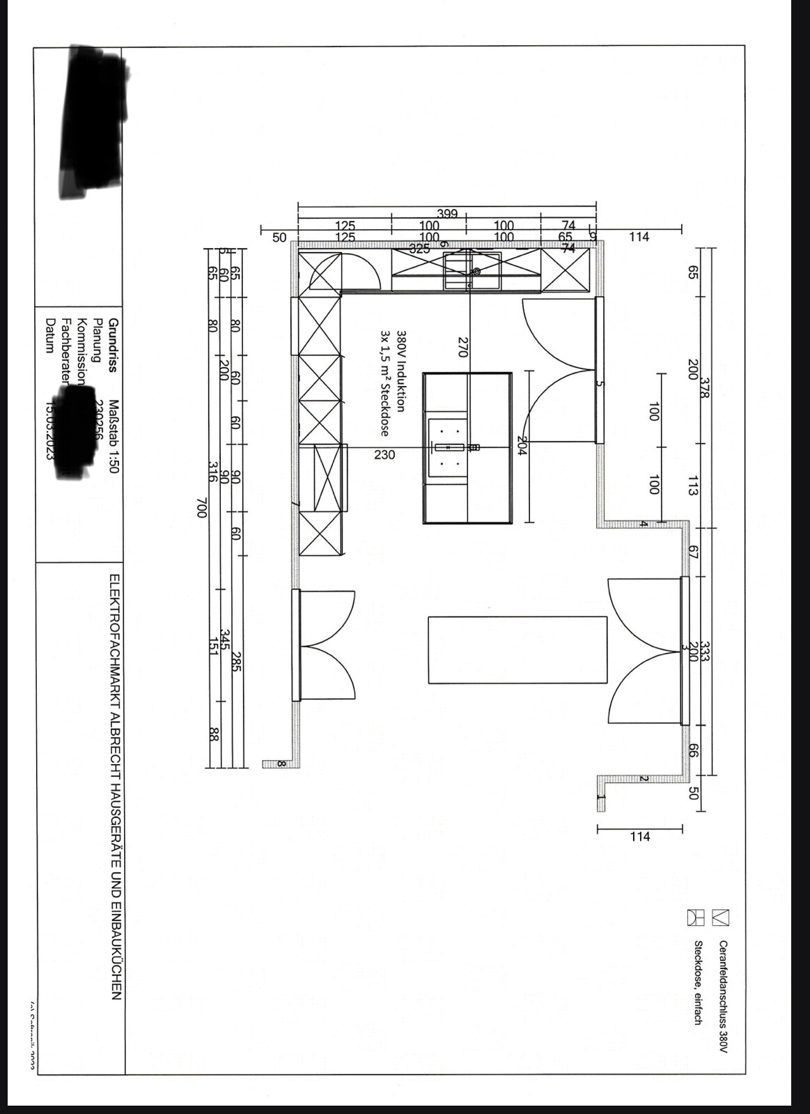 Grundriss einer Küche mit Insel, Spüle, Oberschränken, Türen und Maßlinien.