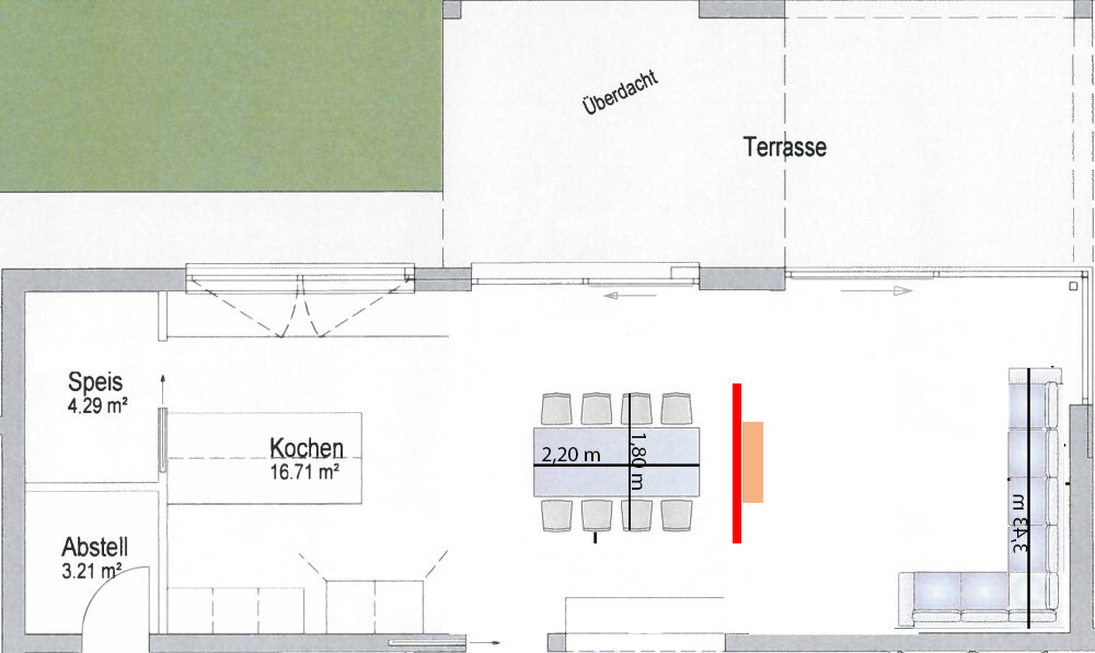 Grundriss einer Wohnung: Küche, Speis, Abstell, Essbereich mit Tisch, Terrasse.