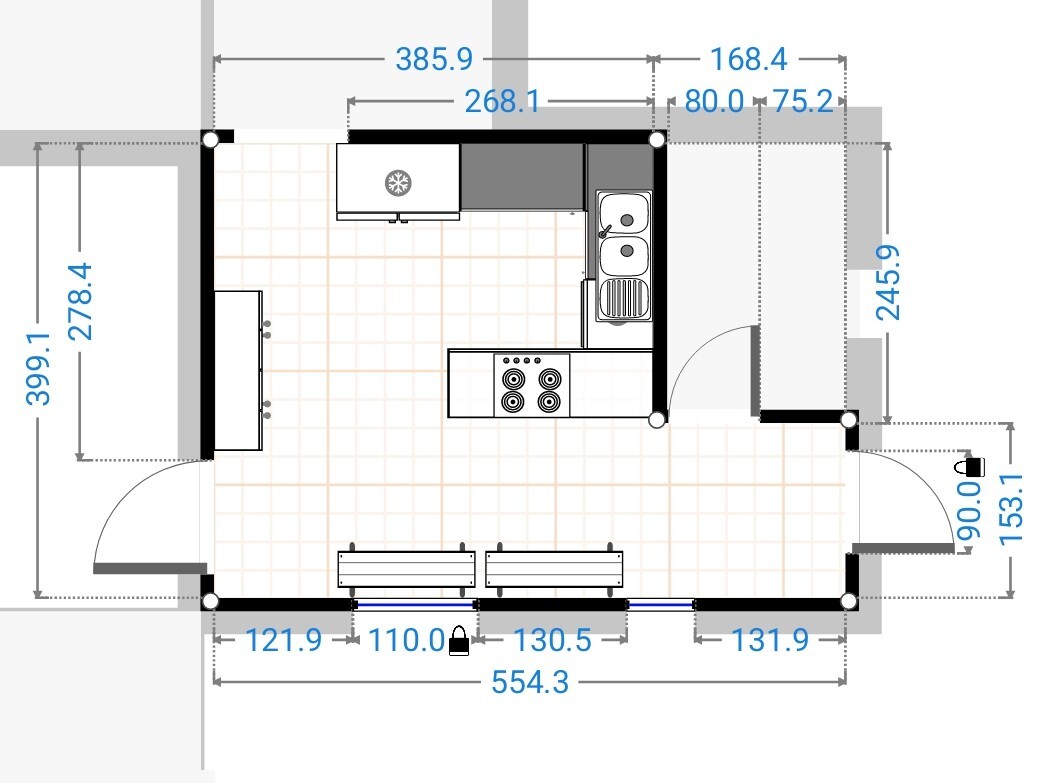 Grundriss einer Küche mit Spüle, Herd, Arbeitsplatten, Esstisch und Stühlen im Raum.