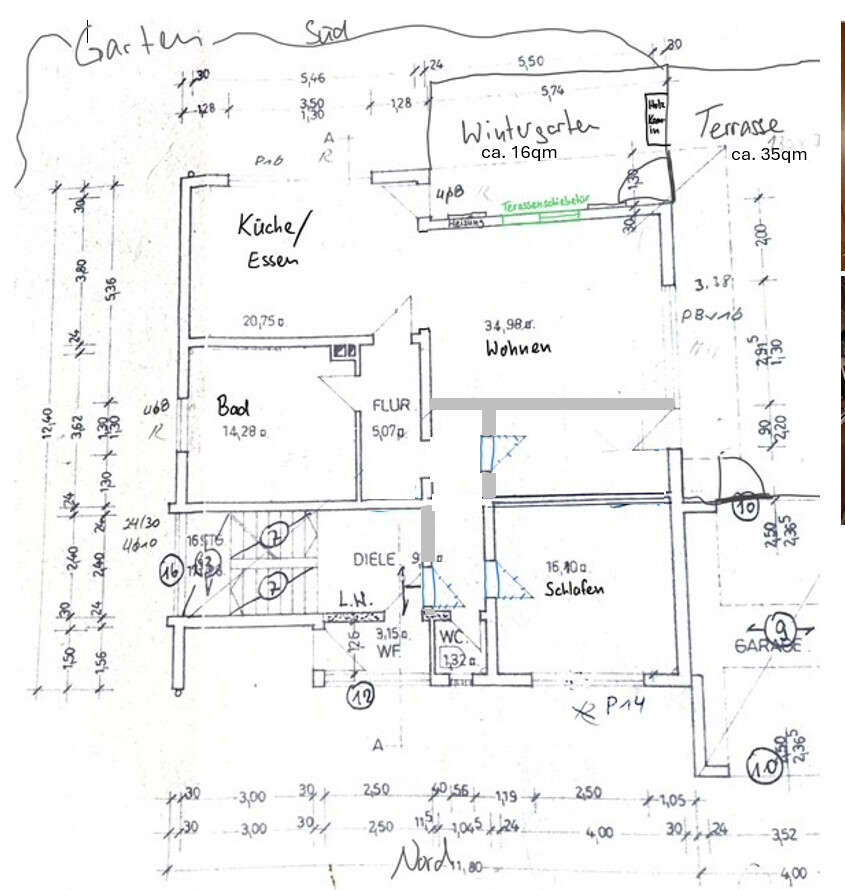 Handgezeichneter Grundrissplan eines Hauses mit Küche/Essen, Wohnen, Bad, Schlafen und Terrasse
