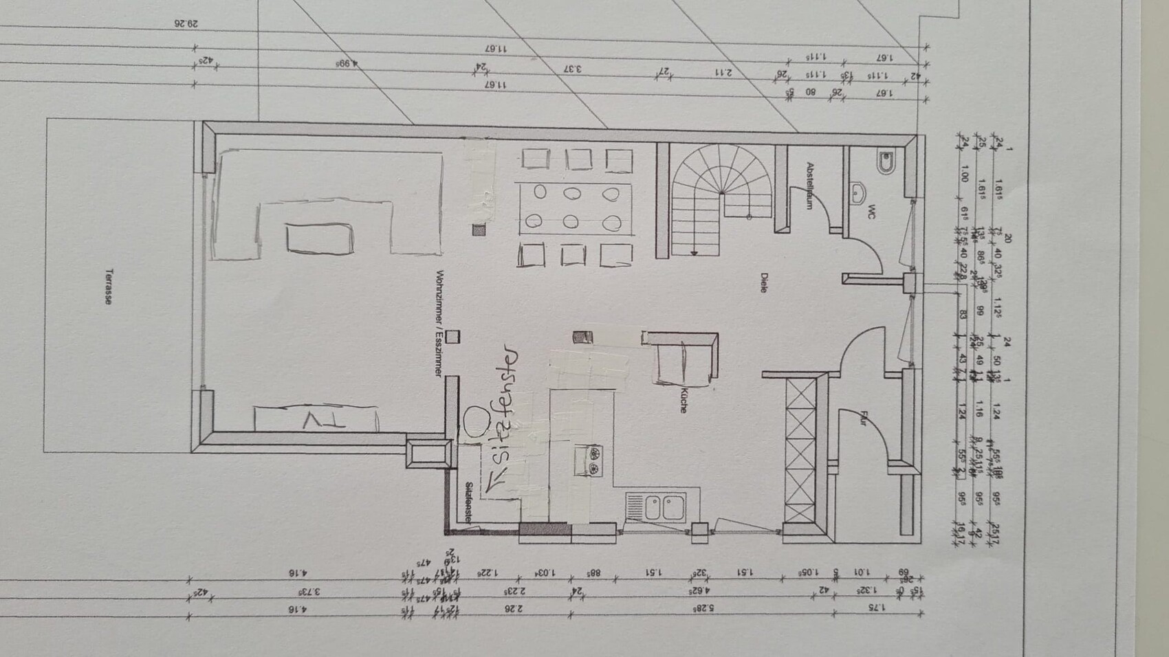 Grundriss eines Hauses: Terrasse links, Wohnzimmer, Essecke, Küche, Diele, WC.