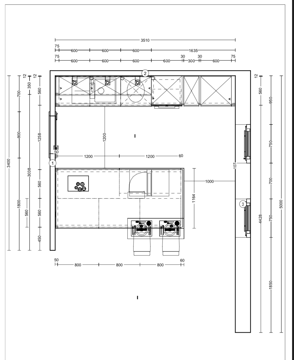 Grundriss einer Küche mit Kochinsel, Spüle, Arbeitsfläche und Abmessungen.