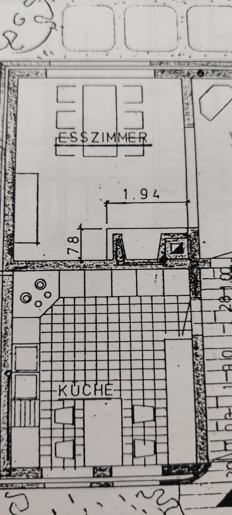 Grundriss eines Apartments mit Küche (KÜCHE) und Esszimmer (ESSZIMMER) samt Fliesenboden.