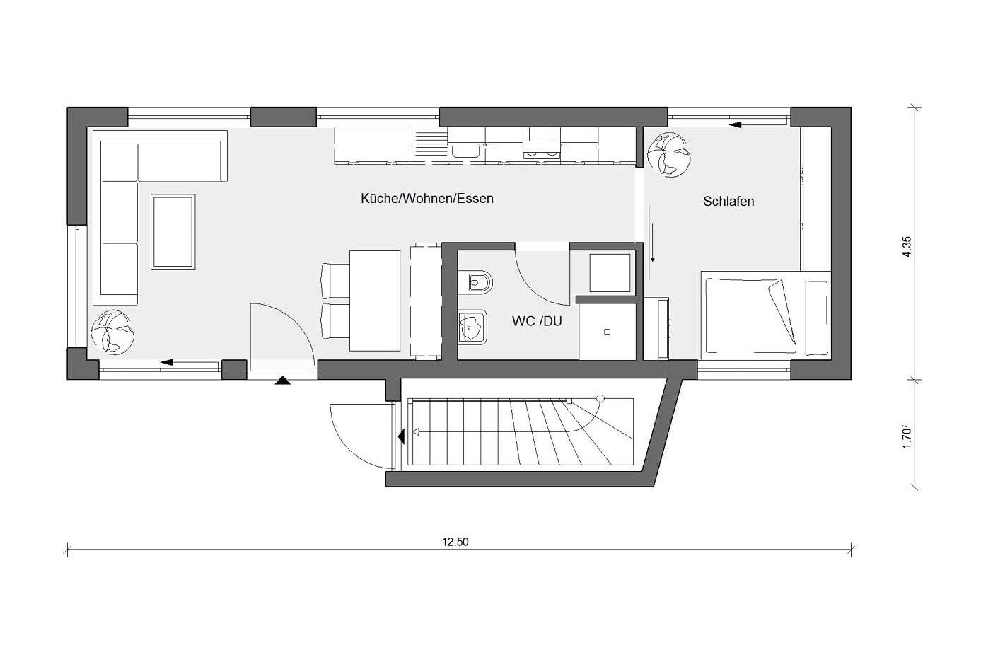 Grundriss: offene Küche/Wohnen/Essen links, Schlafzimmer rechts, Bad in Mitte, Treppen unten
