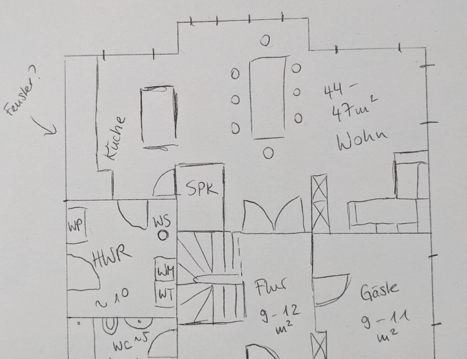 Skizzenhafter Grundriss eines Apartments mit Küche, Flur, Wohnzimmer, WC, Gästezimmer und Treppe.