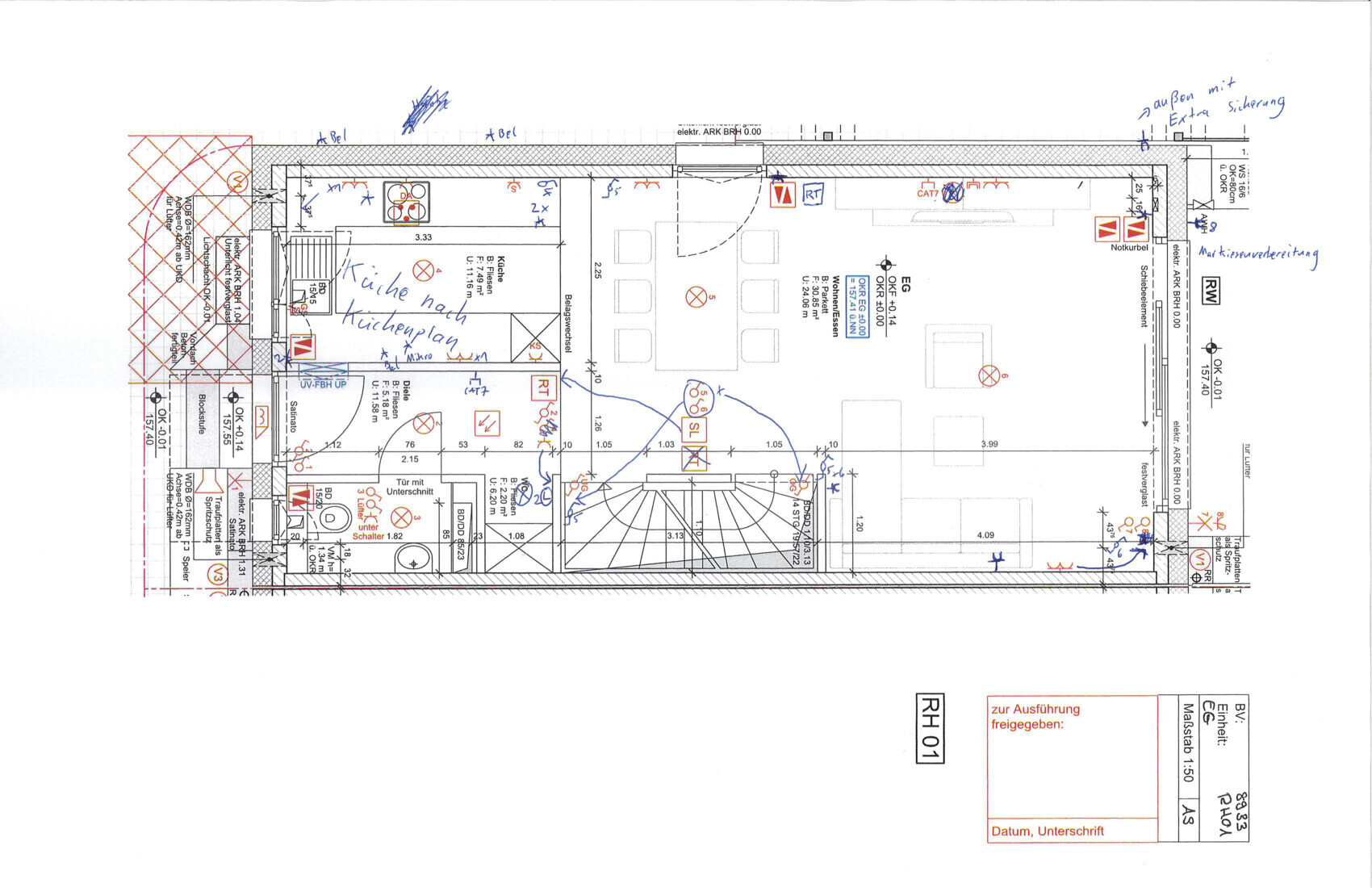 Grundrissplan eines Raums mit Küche, Essbereich und Treppen, zahlreiche handschriftliche Markierungen