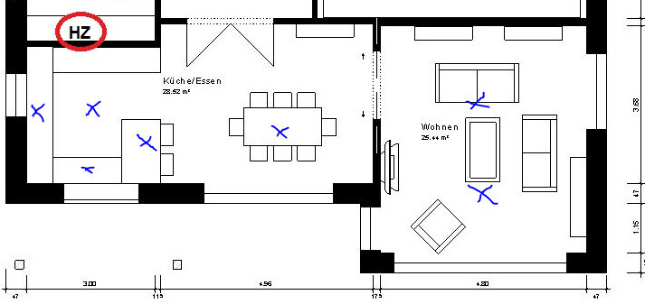 2D Grundriss mit offener Küche und Essbereich links, Wohnzimmer rechts, Möbel erkennbar