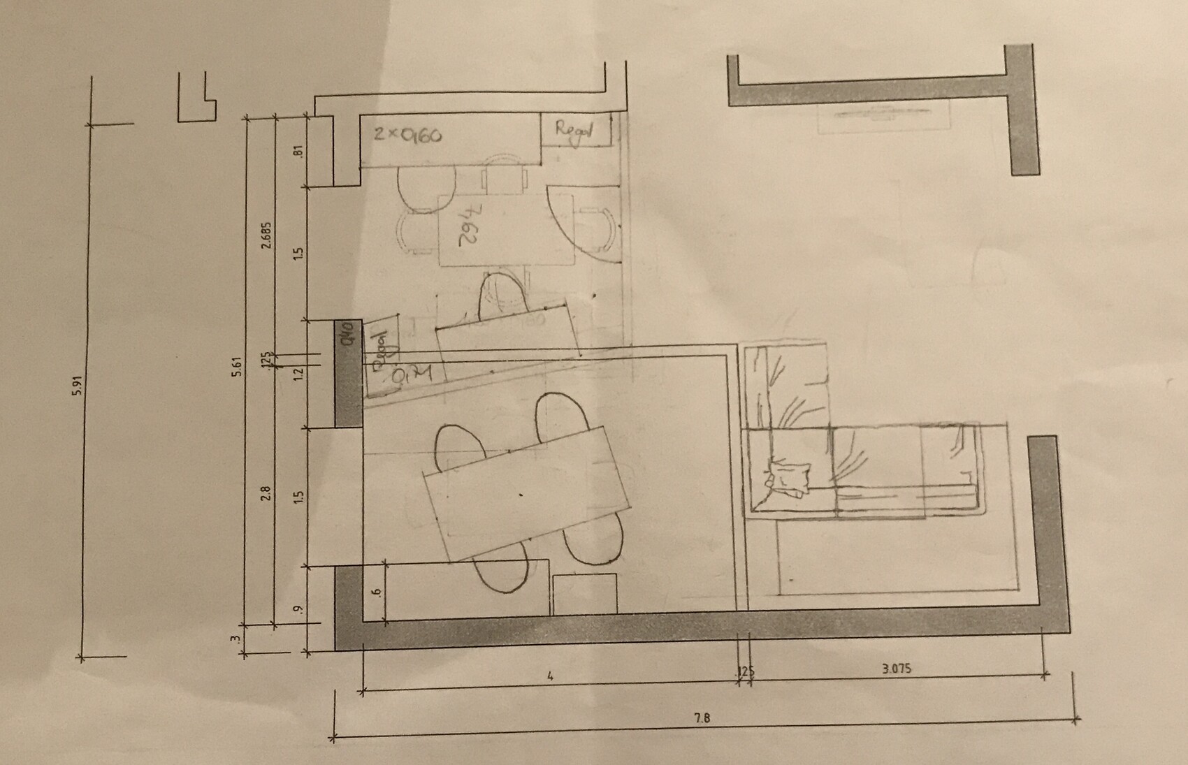 Grundriss eines Wohn- und Essbereichs mit Esstisch, Stühlen und Sofa