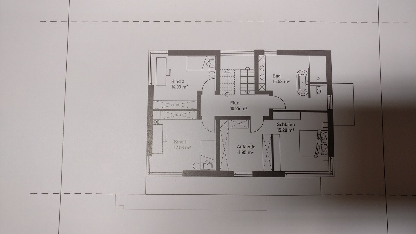 Grundriss eines Obergeschosses mit Flur, Bad, Schlafen, Ankleide und zwei Kinderzimmern.