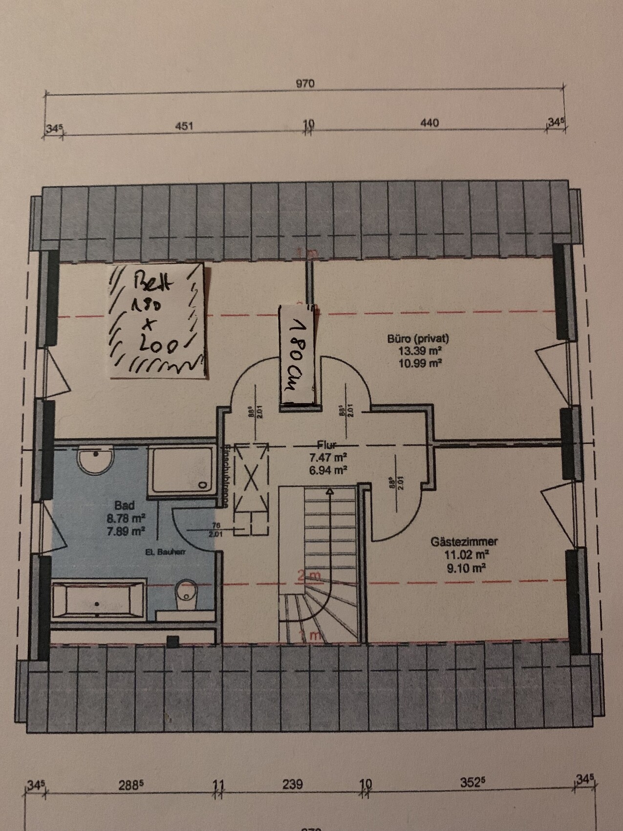 Grundriss Obergeschoss: zentrale Treppe, Flur, links Bad, rechts Privatbüro und Gästezimmer.