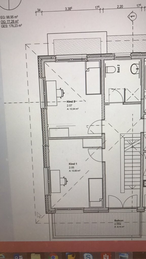 Grundriss einer Wohnung: zwei Kinderzimmer, Bad 2, Flur, Treppe und Balkon.