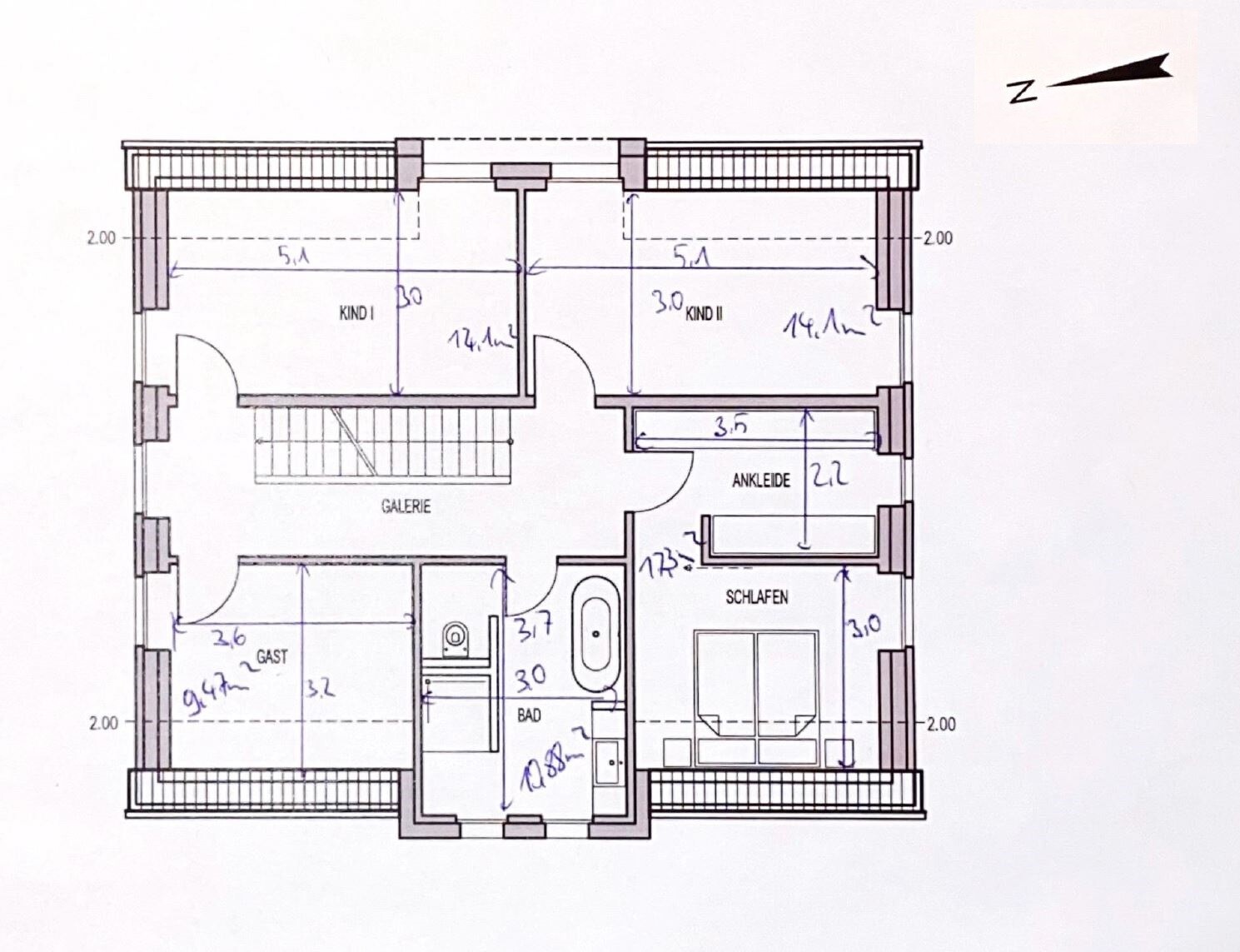 Grundriss eines Dachgeschosses: Schlafzimmer, Ankleide, Bad, Gästezimmer, zwei Kinderzimmer, Galerie.