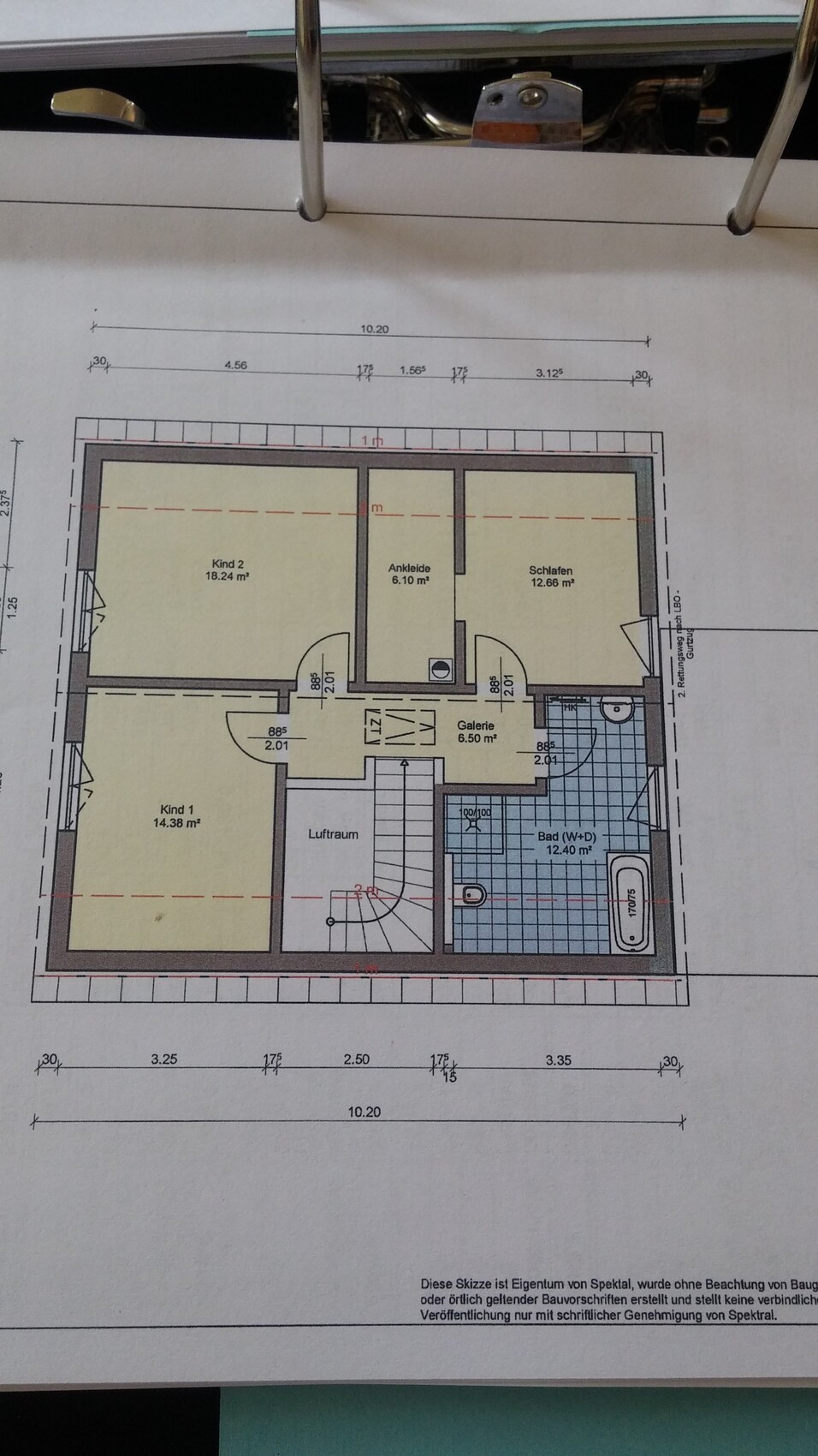 Grundriss eines Obergeschosses: Schlafzimmer, Kinderzimmer, Ankleide, Bad, Galerie und Treppenhaus.