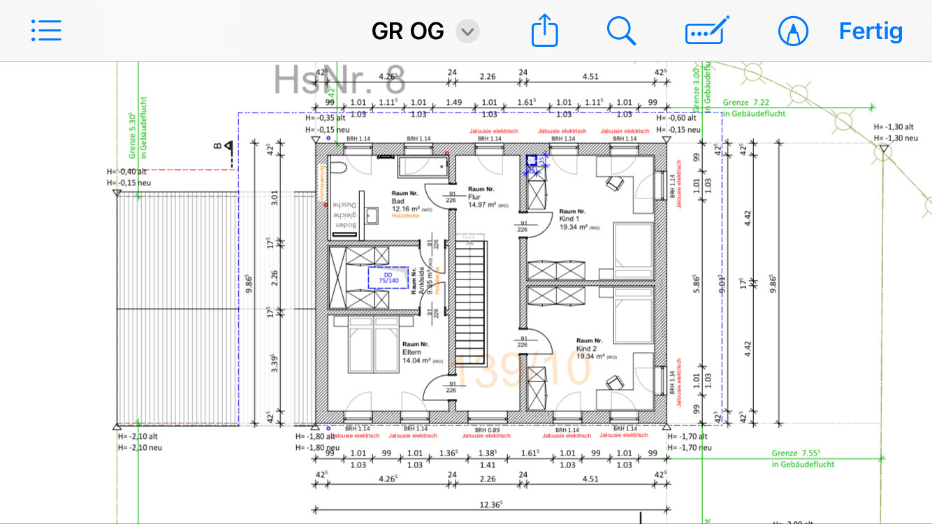 Grundriss eines Hauses: Flur, Treppe, Bad, Elternzimmer und zwei Kinderzimmer.