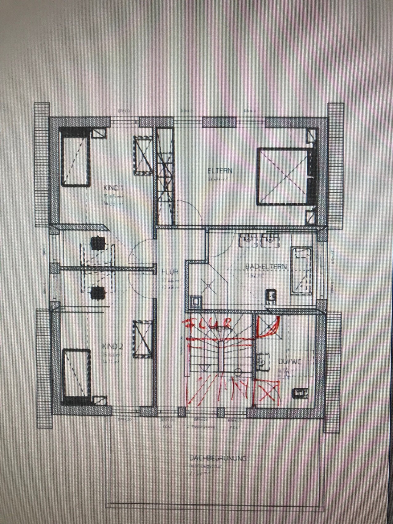 Grundriss eines Obergeschosses: Elternzimmer, zwei Kinderzimmer, Flur, Bad, Dusche/WC, Treppe.