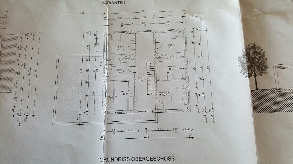 Obergeschoss-Grundriss eines Hauses mit Zimmern, Flur und Treppen