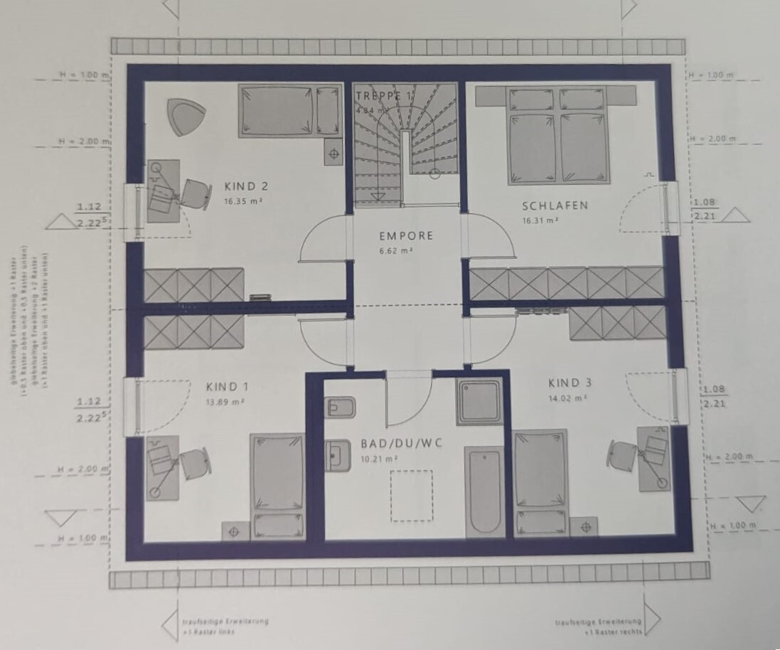 Grundriss eines Stockwerks mit drei Kinderzimmern, Schlafzimmer, Bad, Empore und Treppe