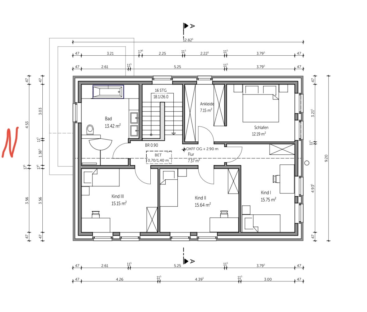 Grundriss eines Obergeschosses mit Bad, Schlafen, Ankleide, drei Kinderzimmern, Flur und Treppe.