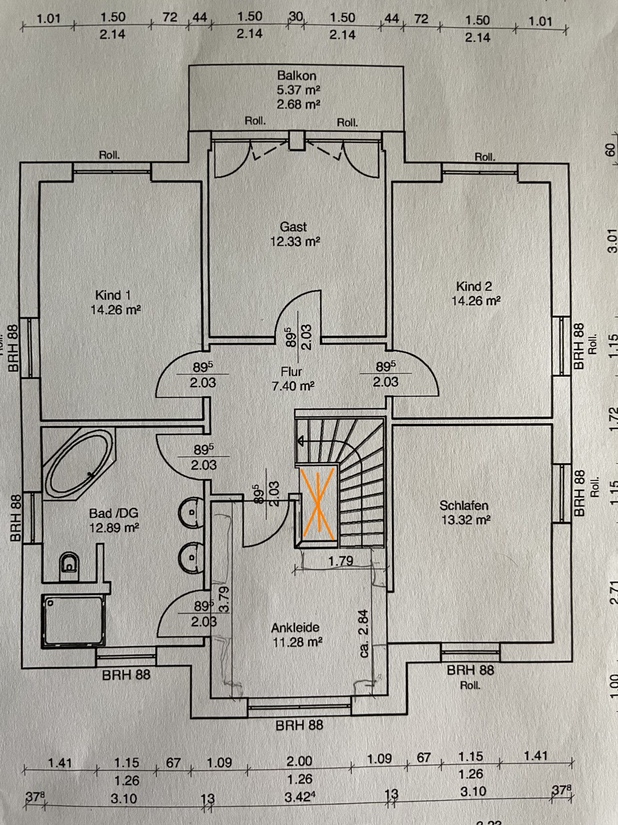 Grundriss Obergeschoss mit Balkon, Gast, zwei Kinderzimmer, Flur, Bad, Ankleide und Schlafzimmer.