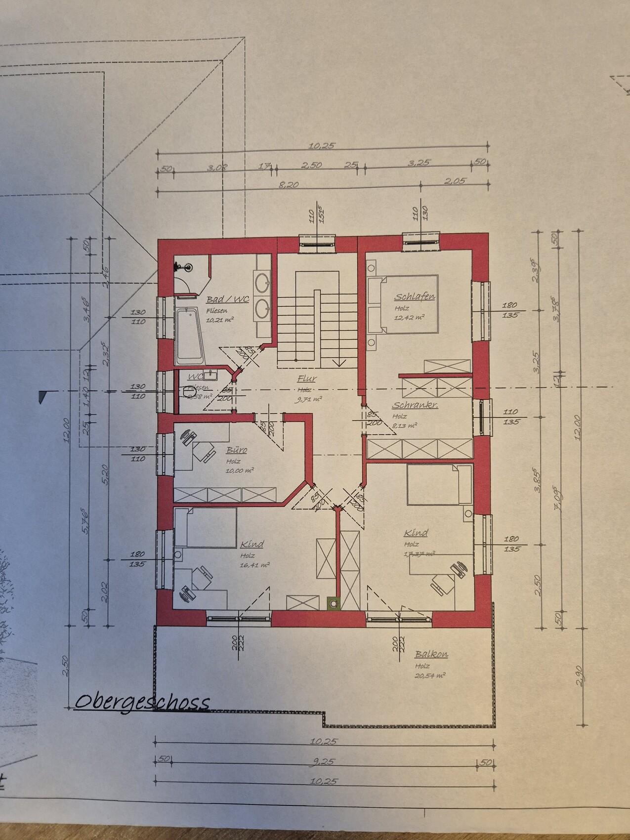 Grundriss des Obergeschosses eines Hauses mit Zimmern, Flur und Treppen im Plan.