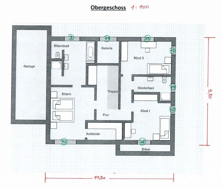 Grundriss des Obergeschosses mit Garage, Elternzimmer, Kinderzimmer, Flur, Treppe, Erker.
