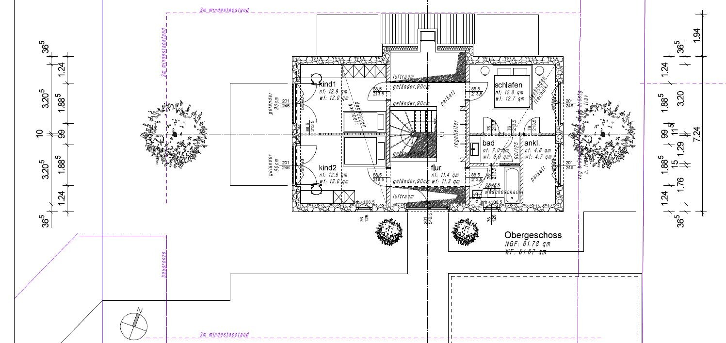 Grundriss Obergeschoss: Schlafzimmer, zwei Kinderzimmer, Bad, Flur, Treppenhaus.