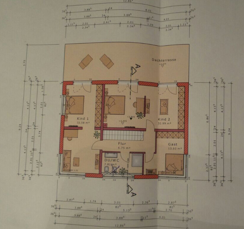 Obergeschoss-Grundrissplan eines Hauses mit Zimmern, Flur und Dachterrasse