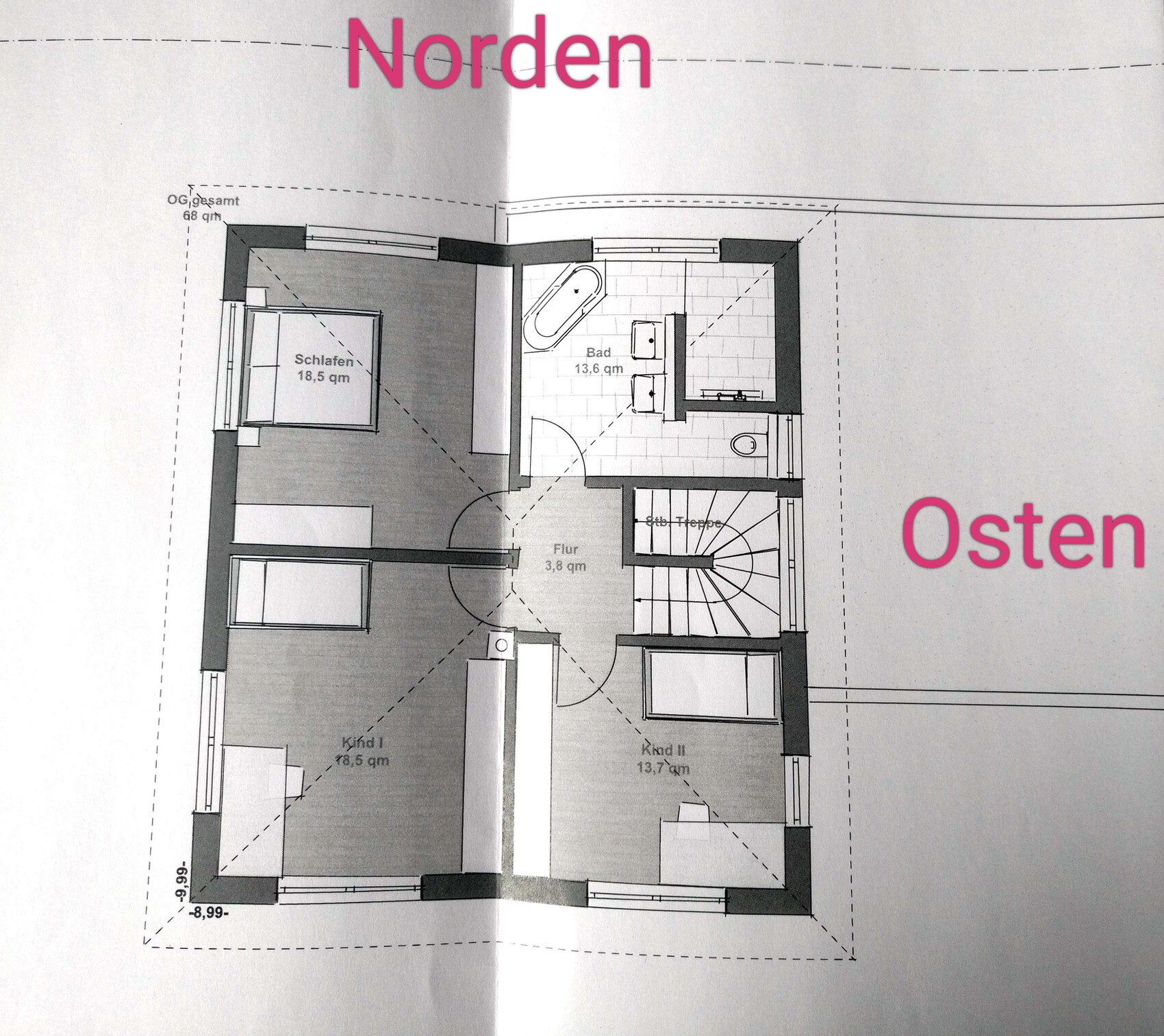 Grundriss Obergeschoss: Flur, Bad, Schlafen, 2 Kinderzimmer, Treppe; Norden oben, Osten rechts.