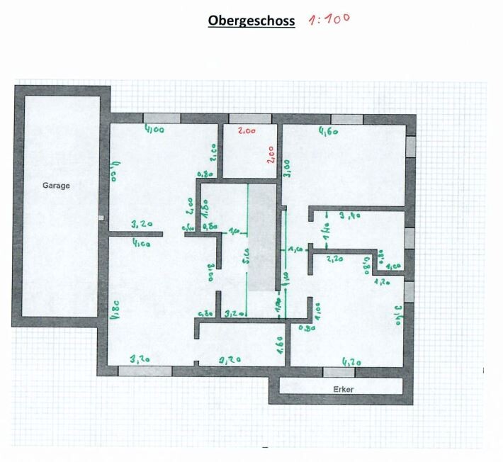 Grundriss des Obergeschosses mit Garage links, mehreren Räumen und Erker.