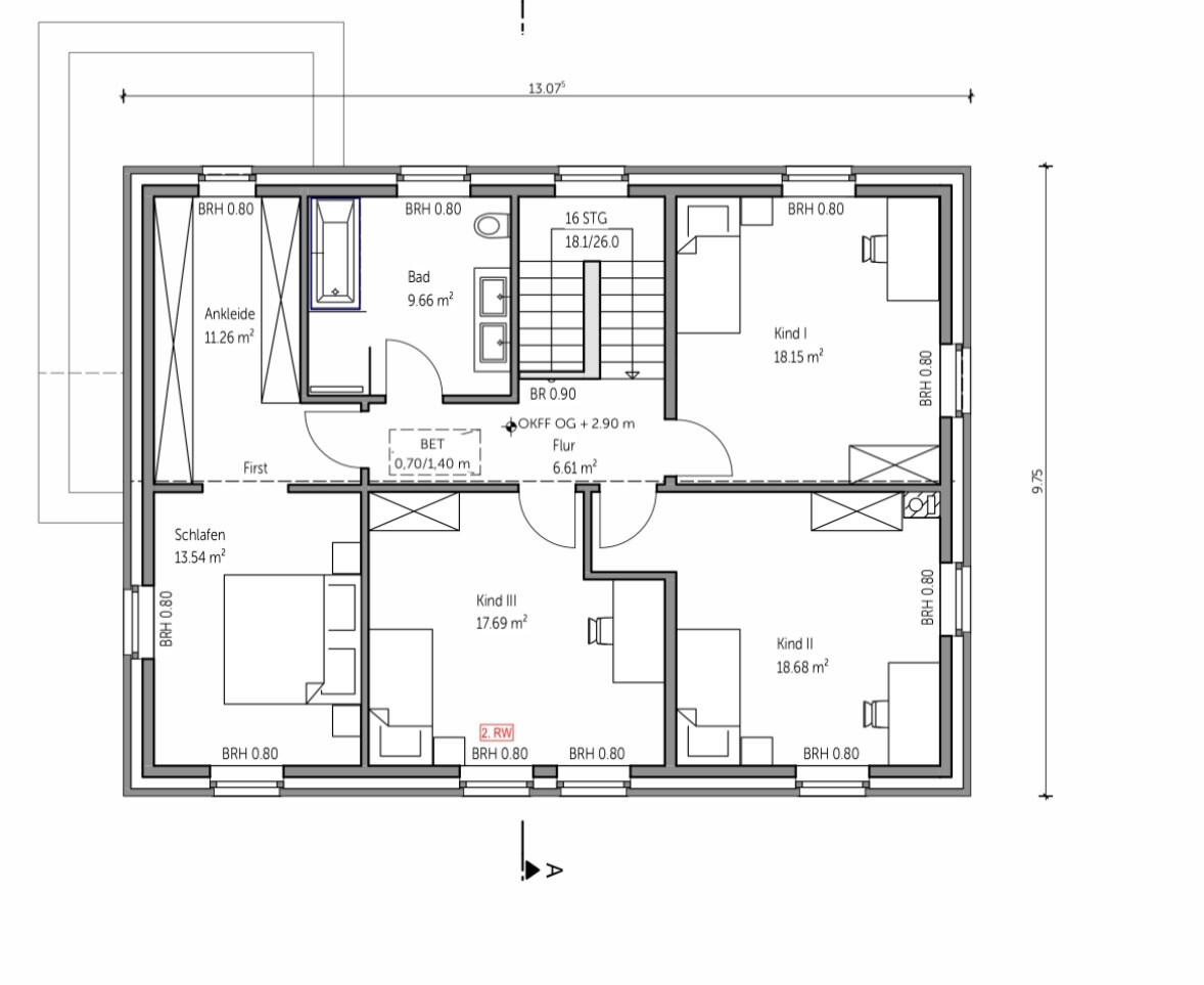 Obergeschoss: Schlafzimmer, Ankleide, Bad, Flur, Treppe und drei Kinderzimmer.