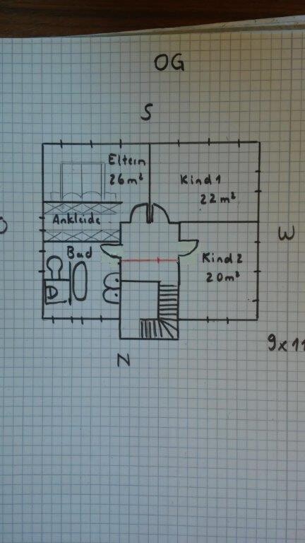Handgezeichnete OG-Grundrissskizze mit Eltern- und Kinderzimmern, Ankleide, Bad und Treppe